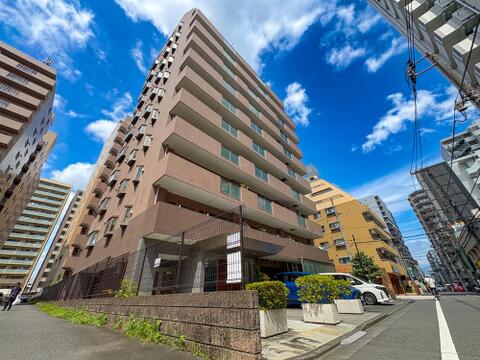 上品で落ち着きのある佇まいが、住む人に安心感を与えてくれるマンションです。しっかりとした造りが信頼を感じさせ、快適で心地よい住環境が整っています。