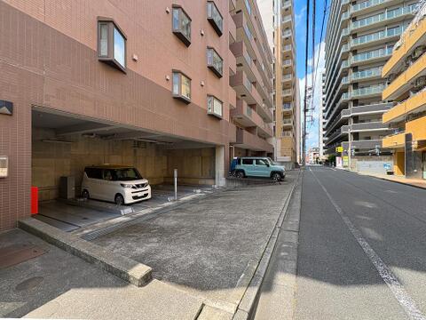 敷地内に駐車場があるため、車の移動がスムーズに行え、日常の外出が便利です。マンションの管理体制が整っており、防犯面でも安心して利用できる駐車場です。