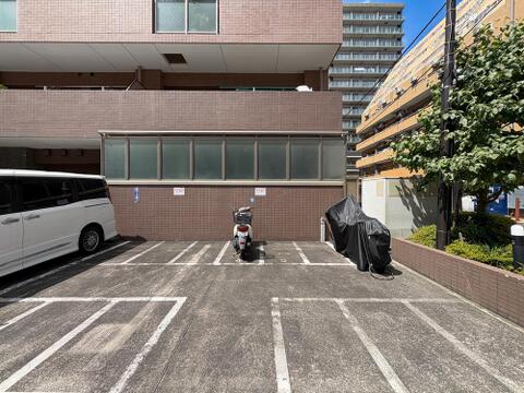 敷地内の駐輪場は、自転車を使う方にとって便利な設備です。整ったスペースで、通勤や通学にも安心して利用でき、日々の生活に利便性と快適さをプラスしてくれます。