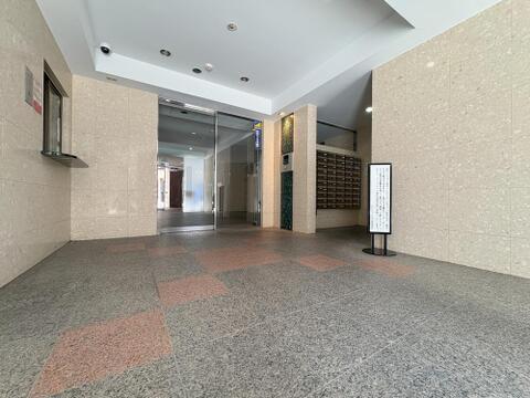 エントランスのゆとりある空間は、住む人を心地よく迎え入れます。美しいデザインと管理が行き届いた清潔感が魅力で、生活の質を高めてくれる特別な空間です。
