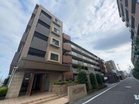 洗練されたデザインの外観が、街並みに美しく溶け込みます。広々としたバルコニーは、家族の笑顔が溢れるプライベート空間を演出します。