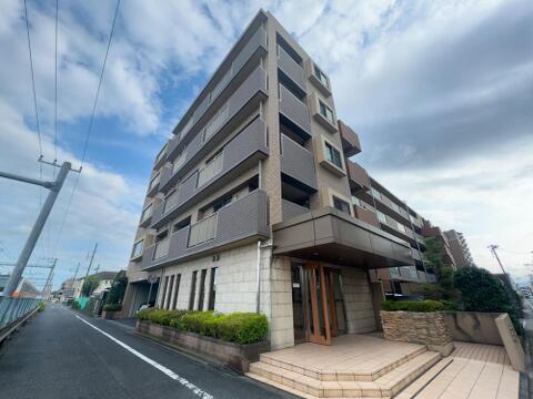 洗練されたデザインの外観が印象的なレジデンス。駅も近く、通勤・通学に便利な立地は、子育てファミリーの快適な毎日をサポートします。