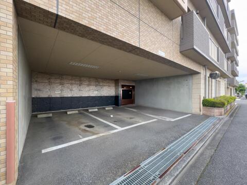 雨の日も安心の屋根付き駐車場を完備。大切なお車を風雨から守り、お子様とのお出かけや荷物の積み下ろしもスムーズです。