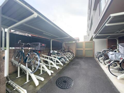 雨風から大切な自転車を守る屋根付き駐輪場を完備。お子様の通学や家族でのサイクリングなど、快適な自転車ライフをサポートし、行動範囲が広がります。