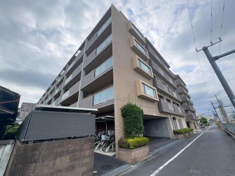 落ち着いた色合いとモダンなデザインが魅力のマンションです。駐輪場も完備しており、お子様との自転車移動もスムーズ。家族の毎日を彩る住まいです。