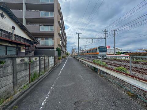 生活道路から電車が行き交う様子を眺められる、活気と静けさが共存する立地。お子様との散歩も楽しいですね。