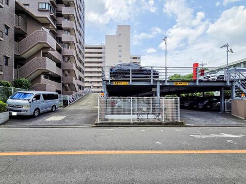 敷地内に駐車場があるため、車の移動がスムーズに行え、日常の外出が便利です。マンションの管理体制が整っており、防犯面でも安心して利用できる駐車場です。