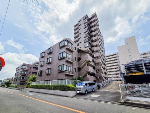落ち着いた佇まいが魅力のマンションで、帰宅するたびにほっとする安らぎが感じられます。高級感と清潔感が漂う外観が、暮らしに彩りを添えてくれる住まいです。