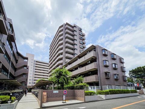 外観はシンプルながらも洗練されたデザインで、周囲の街並みにも調和しています。品のある佇まいが、暮らしに安心感と誇りをもたらしてくれます。