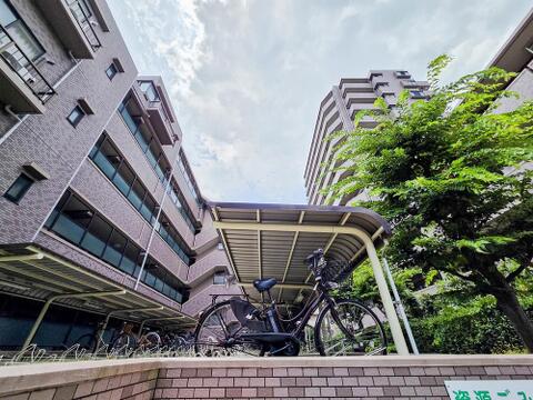 ワンフロアのフラットな生活が実現するマンション。家事動線がコンパクトで、暮らしやすさが魅力です。管理体制が行き届いているため、共用部分の清掃がしっかりと行われており、快適に過ごせる住まいです。