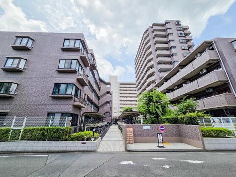 上品で落ち着きのある佇まいが、住む人に安心感を与えてくれるマンションです。しっかりとした造りが信頼を感じさせ、快適で心地よい住環境が整っています。