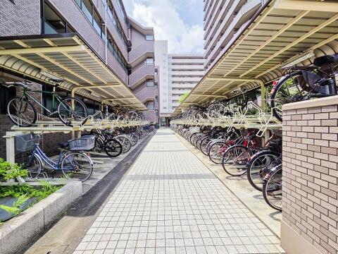 敷地内の駐輪場は、自転車を使う方にとって便利な設備です。整ったスペースで、通勤や通学にも安心して利用でき、日々の生活に利便性と快適さをプラスしてくれます。