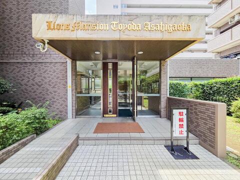 北側のメインエントランスとは別に、東側にもエントランスがございます。
