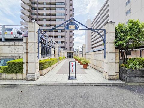 エントランスには、豊かな緑が配置され、訪れる人の心を和ませます。落ち着いた空間設計が印象的で、住む人や来客に上質な時間を提供してくれます。