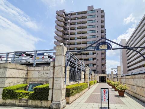 落ち着いた色調とデザインが特徴の外観は、住む人の心を和ませる上品な佇まい。高級感と清潔感が漂い、安心して暮らせる住環境を実感できます。