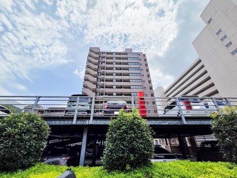 存在感のある外観が特徴のマンション。落ち着いたデザインとしっかりとした構造が安心感をもたらし、住まいとしての信頼性が感じられる美しい造りです。
