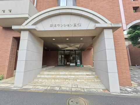 重厚感のあるアーチが迎えるエントランスです。ゆとりある車寄せと上質なアプローチが住まいの格を高め、管理の行き届いた共用部が安心感と快適な暮らしを支えます。毎日の帰宅を心地よく迎えます。