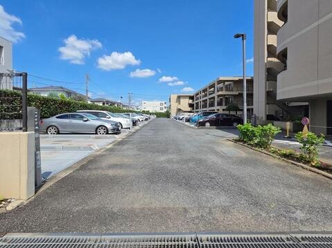 敷地内には平置き駐車場が整備され、ゆとりある動線が確保されています。建物との間隔にもゆとりがあり、お車の出し入れもしやすい設計です。管理の行き届いた共用部が快適な暮らしを支えます。