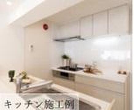 新規交換予定のシステムキッチンは、お料理に集中しやすい使いやすいレイアウトです。収納力にも配慮され、毎日の家事を快適にサポートします。リフォーム完成後が楽しみです。※写真は施工例