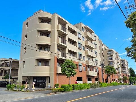 道路からも映える重厚感のあるフォルムが印象的なマンションです。整った植栽とゆとりある敷地計画が美しい街並みを演出し、管理体制の良さもうかがえる住まいです。リフォーム完成後が楽しみな一邸です。