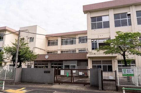 調布市立染地小学校まで約206m