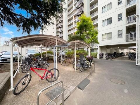 屋根付きの駐輪場を敷地内に設置。大切な自転車を雨から守りやすく、毎日の通勤・通学にも便利です。共用部は管理が行き届き、総戸数443戸ならではのゆとりある住環境が広がります。