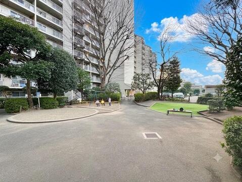 敷地内には植栽やベンチ、遊具を備えた中庭を設置。お子様の遊び場や住民の憩いの場として利用でき、総戸数443戸ならではのゆとりある住環境が広がっています。