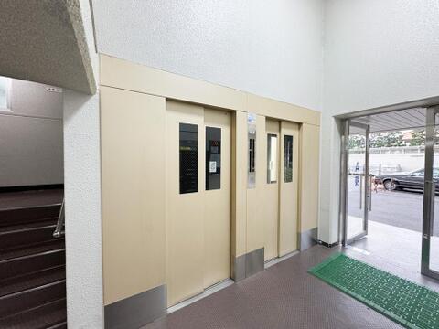 エントランスにはエレベーターを設置し、7階への移動もスムーズです。共用部は管理が行き届き、毎日の暮らしを快適に支える総戸数443戸のマンションです。