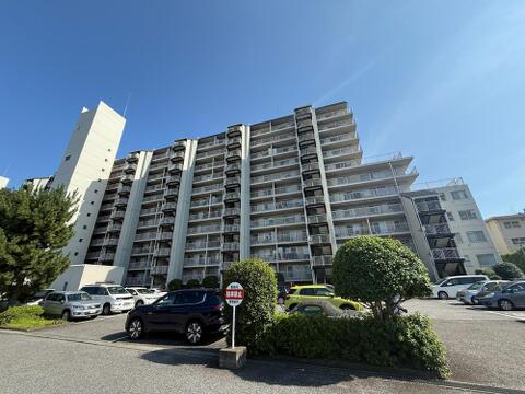 総戸数443戸の存在感あるマンション。7階・南向き住戸を令和8年10月中旬フルリフォーム完成予定。敷地内はゆとりがあり、ペット飼育可(細則有)・駐車場使用権付きの住まいです。