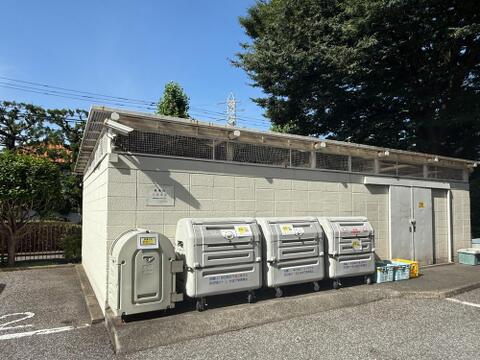 敷地内にゴミ置場を設置。居住者専用で管理されており、毎日のゴミ出しもスムーズです。共用部も管理が行き届き、総戸数443戸ならではの管理体制が魅力のマンションです。