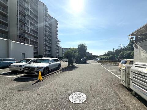 敷地内には駐車場やゆとりある共用スペースを確保。建物周辺も広々としており、車の出入りや荷物の積み降ろしもスムーズです。管理の行き届いた総戸数443戸のマンションです。
