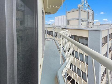 8階部分のバルコニーは前面に高い建物が少なく、空の広がりを感じられる開放的な空間です。南向きにつき陽当たりも良好。洗濯物や布団も気持ちよく干せる、毎日の暮らしにうれしい住まいです。