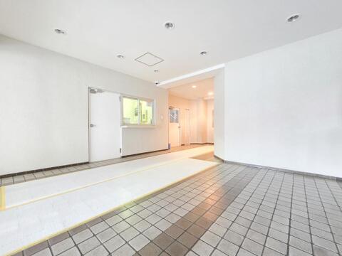 管理が行き届いた共用エントランスです。ゆとりあるアプローチは出入りしやすく、毎日の暮らしを快適にサポートします。調布駅徒歩6分の利便性に加え、安心して新生活を始められる住まいです。
