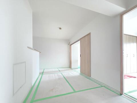 南向きの採光を取り込むLDKは、ご家族が自然と集まる明るく開放的な空間です。隣接する洋室と一体利用も可能で、ライフスタイルに合わせた使い方ができます。新規フルリノベーションで快適な住まいになります。