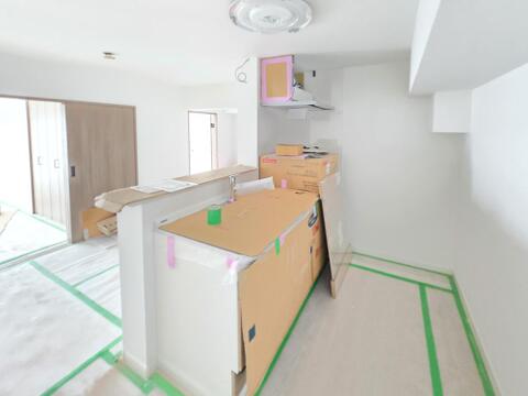 リビング全体を見渡せる対面式キッチンを新設予定です。配膳や片付けもしやすいレイアウトで、ご家族との会話を楽しみながら家事ができます。新規フルリノベーションで水廻り設備も一新されます。