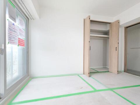 南向きのバルコニーに面した洋室は、明るい陽光が差し込む心地よい空間です。大容量のクローゼットを備え、衣類や季節用品もすっきり収納可能。新規フルリノベーションにより、快適なプライベート空間へ