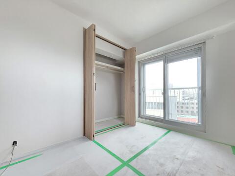 8階ならではの開放的な眺望を楽しめる洋室です。大きな窓から陽光が差し込み、明るく心地よい空間を演出。収納力のあるクローゼットを備え、新規フルリノベーションで快適な住まいへ生まれ変わります。