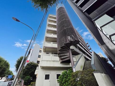 マンションのシンボルともいえる印象的な外階段が目を引く外観です。調布駅徒歩6分の利便性を備え、周辺は歩道も整備された住環境。8階南向き角部屋を新規フルリノベーションし、新生活を始められます。