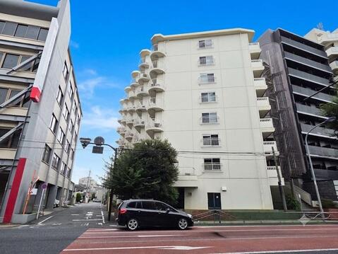 長い年月を経た重厚な風格ある佇まいのマンション。歴史を重ねてきた建物ならではの落ち着いた雰囲気が、住まいに独自の安心感と深みある趣をもたらします。