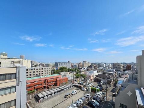 駅徒歩6分の利便性と存在感のある外観が魅力のSRC造マンションです。8階南向き角部屋を新規フルリノベーション予定。陽当たりや眺望にも恵まれ、快適な新生活を迎えられる住まいです。