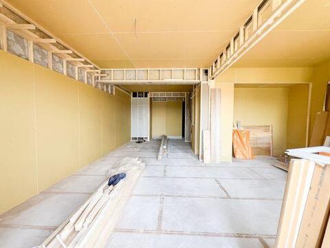 「ゆとりある14.6帖のLDK」間接照明や天井アクセントクロスを施す、洗練された大空間の土台。