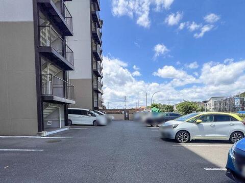 「敷地内平面駐車場」出し入れがしやすい平置きタイプ。現在の空き状況などお気軽にお確認ください。