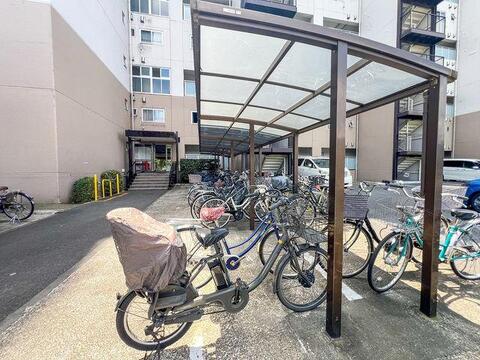 「屋根付きの敷地内駐輪場」雨の日でも大切な自転車が濡れにくく安心。整理整頓され使いやすいスペース。