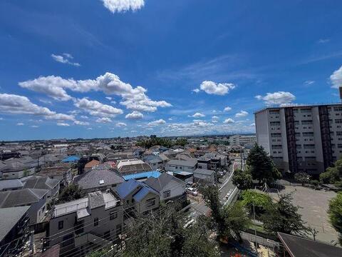 「7階からの開放的なパノラマ眺望」周囲に遮るものがなく、心地よい青空と抜けた街並みを見渡せます。
