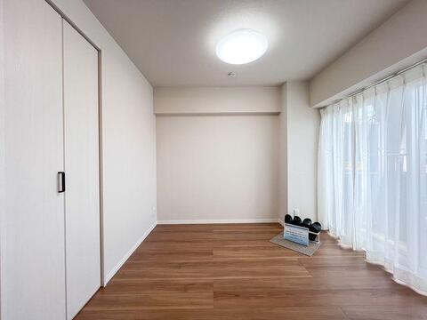 「南向きバルコニーに面した洋室」明るい陽射しが差し込む空間。クローゼット付きで子ども部屋にも最適。