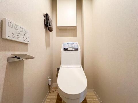 「温水洗浄機能付きトイレ」新規交換済でピカピカな空間。トイレットペーパー等に便利な吊戸棚付き。