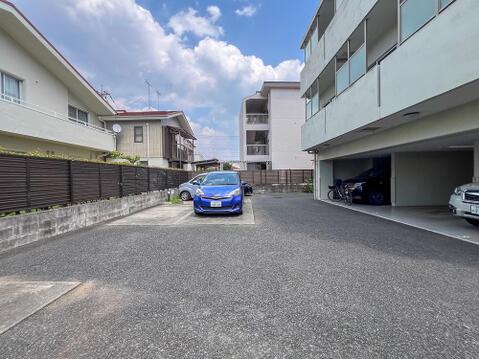 「敷地内駐車場スペース」敷地内に駐車場を完備(空き状況要確認)。