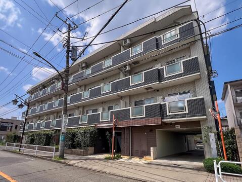 「陽当り良好な南向きレジデンス」前方が開けた明るい住環境。落ち着いた住宅街に佇む4階建。