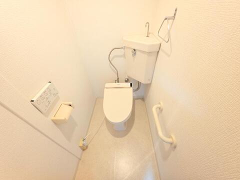 2026年1月にトイレを交換済み。温水洗浄機能付き便座を備え、毎日快適に使用できます。手洗い付きタンクや手すりも設置され、床面にはCFを施工済み。清潔感のある使いやすいトイレ空間に仕上がっています。
