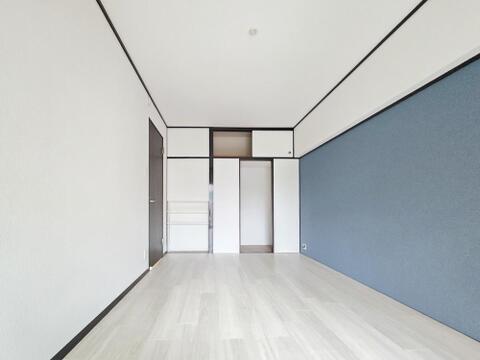 洋室約7.5帖には収納を備え、衣類や日用品をまとめてしまえる実用的な空間です。壁面のアクセントクロスが室内に変化を添え、ベッドやデスクなども配置しやすく、主寝室としても使いやすい居室です。